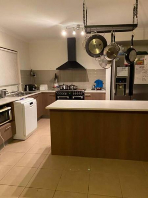 Family home close to Melb Airport, free FAST WIFI!